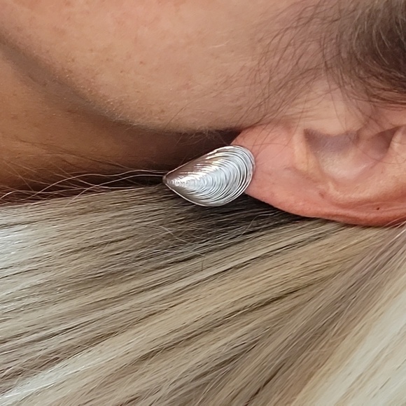 MEDITERRANEAN MUSSEL CLAM HINGED EARRINGS - Picture 4 of 9